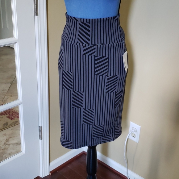 LuLaRoe Dresses & Skirts - New Gray & Black LuLaRoe Cassie Skirt